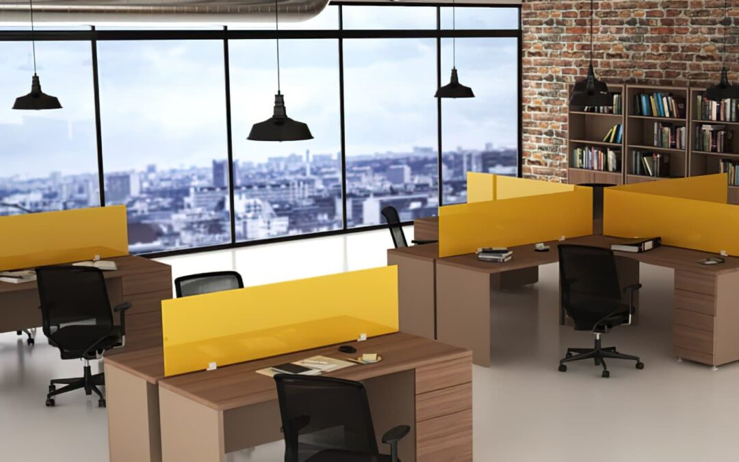 oficina mexicana con escritorios modernos